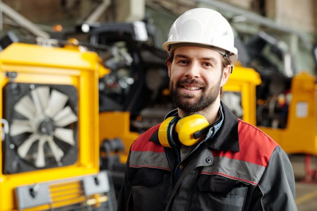 İletişim - Centilmen Metal young successful technician or repairman of industrial machines